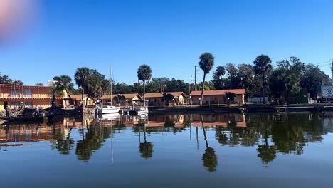 casas frente al lago y puerto deportivo