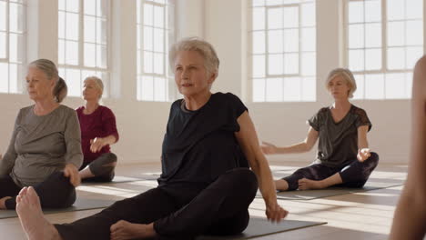 Clase-De-Yoga-De-Mujeres-Maduras-Sanas-Que-Practican-La-Pose-De-Flexión-Hacia-Adelante-De-La-Cabeza-A-La-Rodilla-Disfrutando-Del-Ejercicio-Físico-Matutino-En-El-Estudio