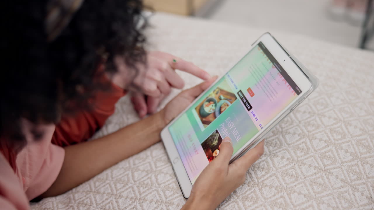 mujeres, menú o tableta para desplazarse por el sitio web