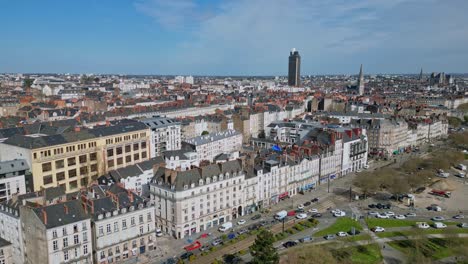 Drone-Aéreo-Volando-Sobre-La-Ciudad-De-Nantes-Con-Tour-Bretagne-O-Torre-De-Bretaña-En-El-Fondo,-Francia