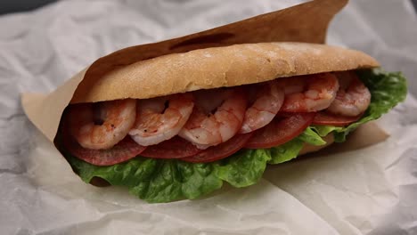 sándwich de camarón ciabatta