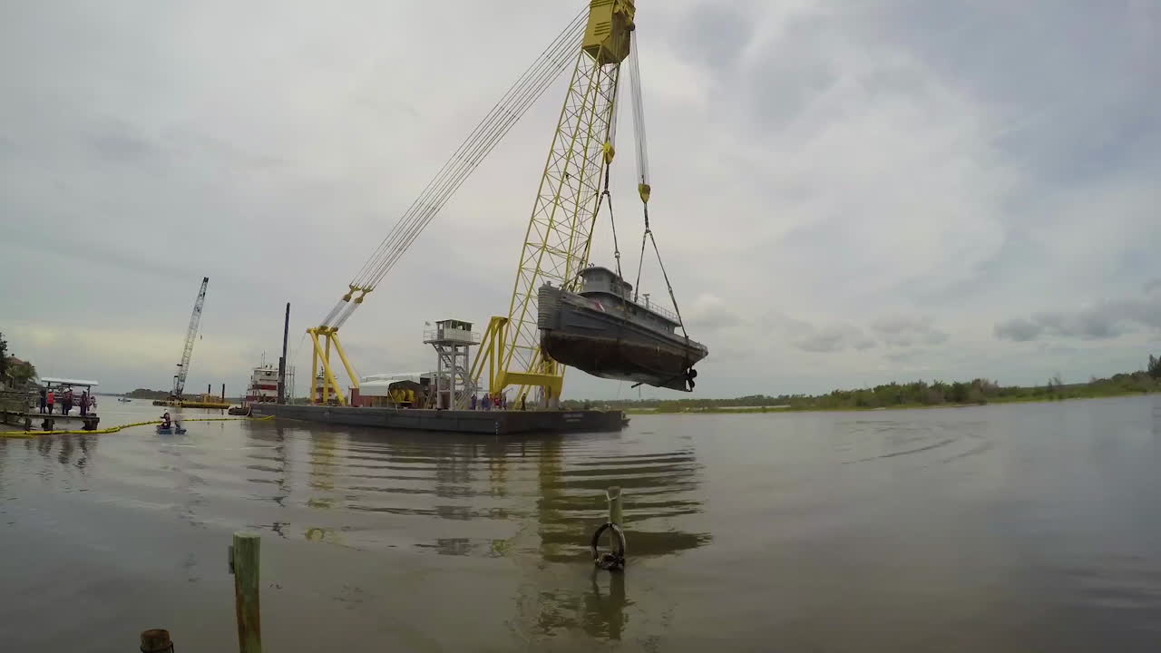 el lapso de tiempo de la marina de la guardia costera elimina un viejo remolcador tutahaco infestado de plomo y asbesto el viernes cerca de la playa de ormond 1