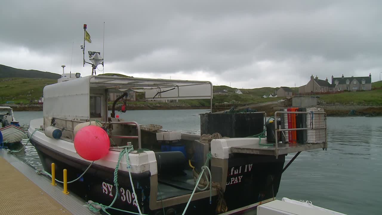 스캘페이의 폰툰에 정박한 어선의 샷