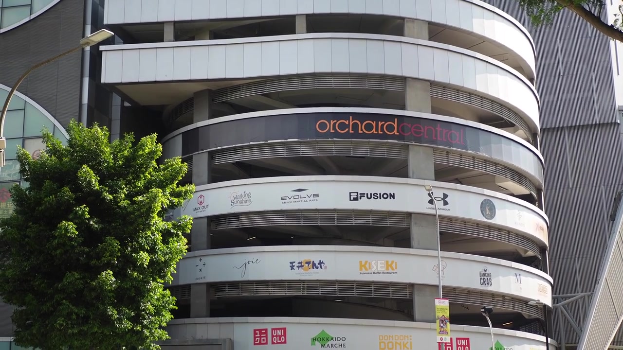 Vista esterna del centro commerciale Orchard Central a Singapore