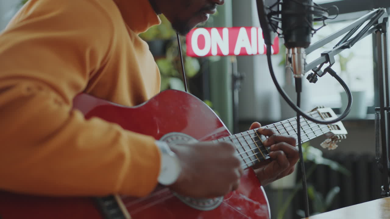 músico negro cantando y tocando la guitarra como programa de radio de transmisión