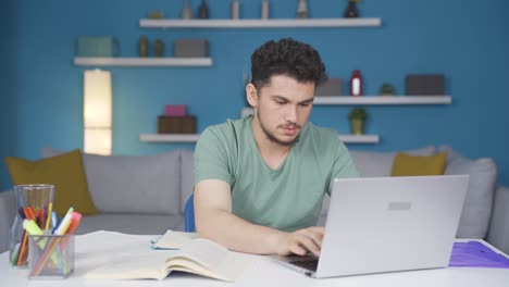 El-Estudiante-Que-Termina-La-Tarea-Está-Feliz-Y-En-Paz.