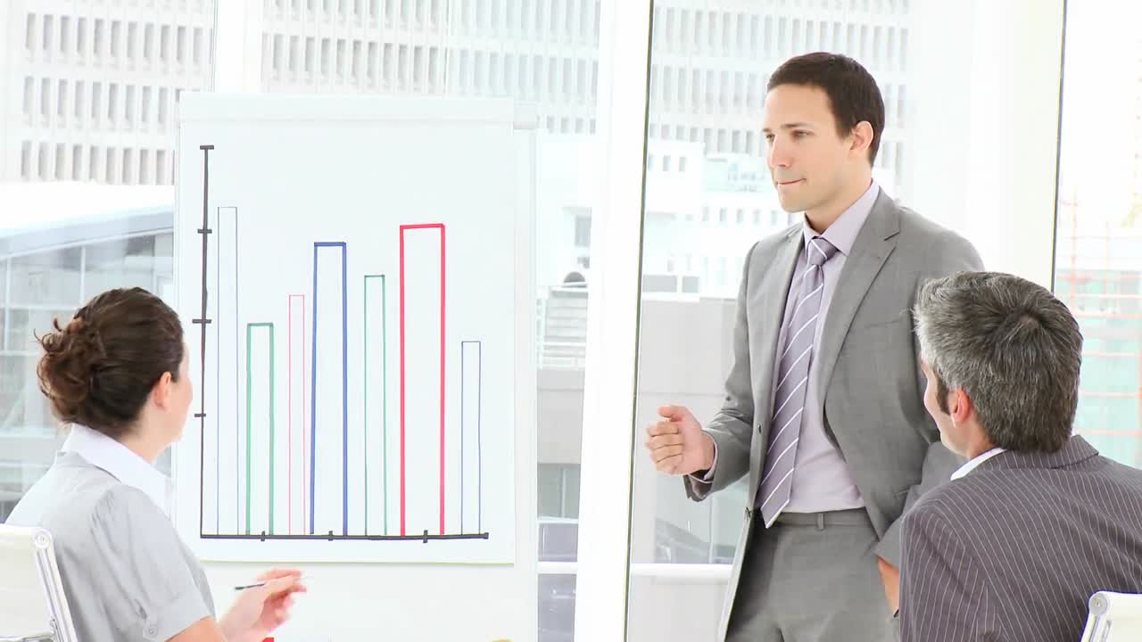 el guapo gerente hace una presentación.