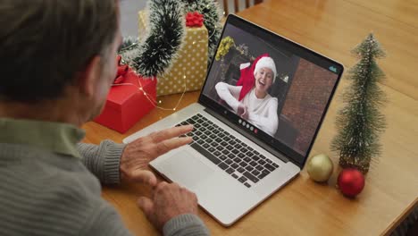 Hombre-Mayor-Caucásico-En-Videollamada-Con-Su-Hija-Adulta-En-Navidad