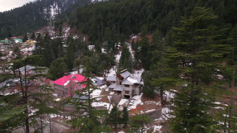 Revelando-árboles-De-Un-Dron-Disparado-En-Montañas-Nevadas-De-Himachal-Pradesh-En-India