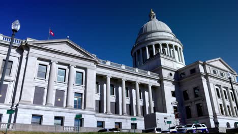 Edificio-Del-Capitolio-Del-Estado-De-Arkansas-En-Little-Rock,-Arkansas-Con-Video-De-Cardán-Panorámico-De-Izquierda-A-Derecha-De-Cerca