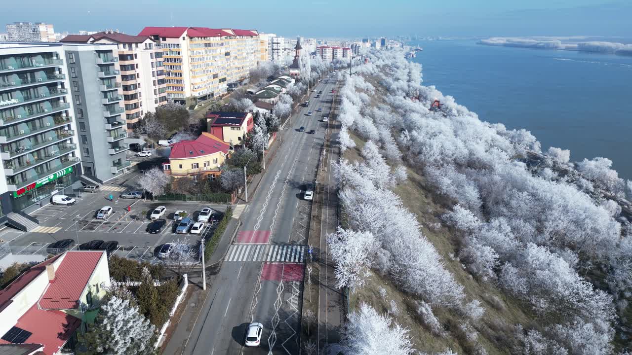 Romanya'da kışın Tuna Nehri kıyısındaki Galați şehir manzarasının havadan görünümü