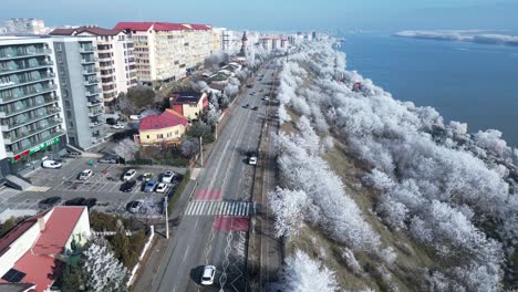 vista aérea del paisaje urbano de galati junto al río danubio durante el invierno en rumania
