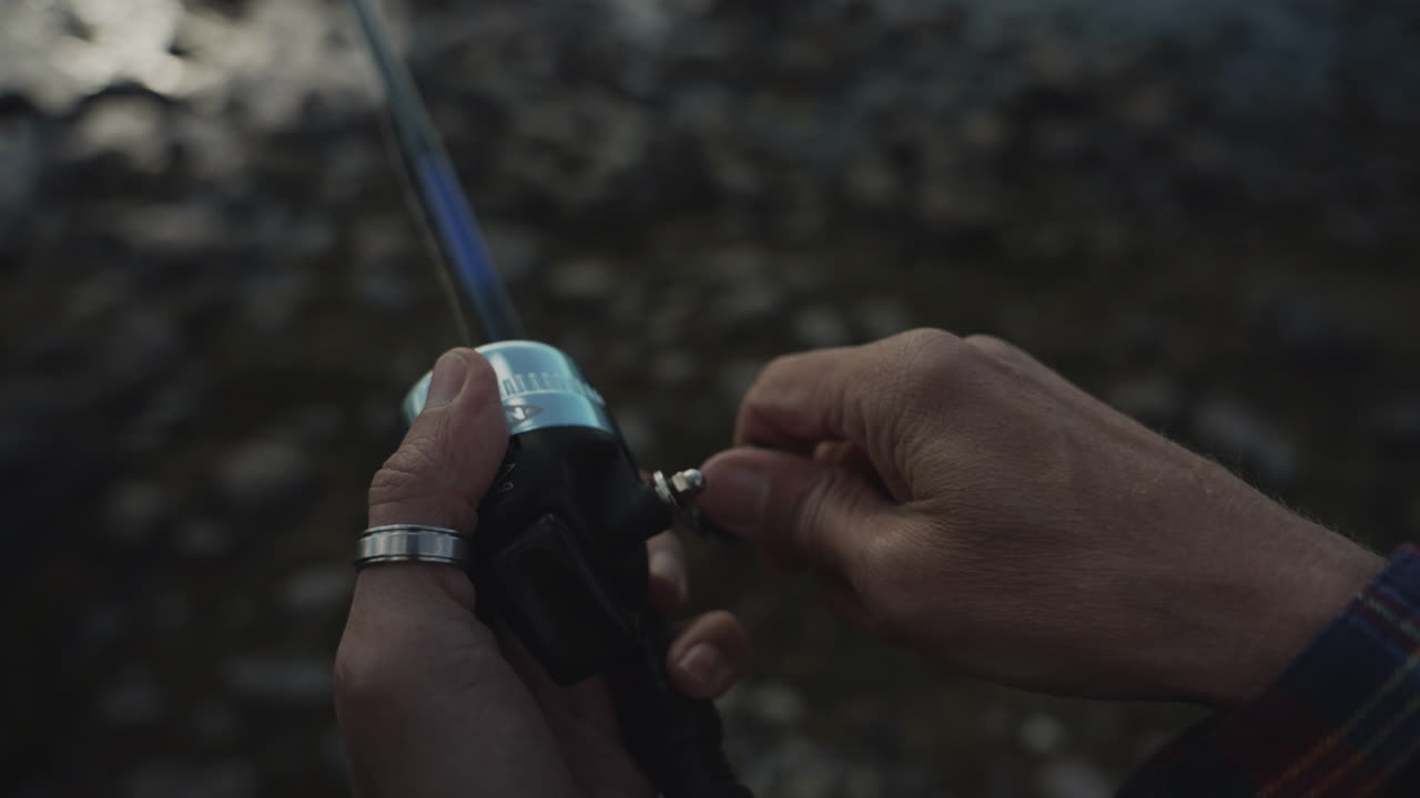 punto de vista punto de vista fpv pescador tambaleándose carrete lago salmón pescador peces lanzar cebo rodante curricán agua meditación playa en pie día fuera de la isla velero manos mano atrapar suerte carpa naturaleza hombre comida