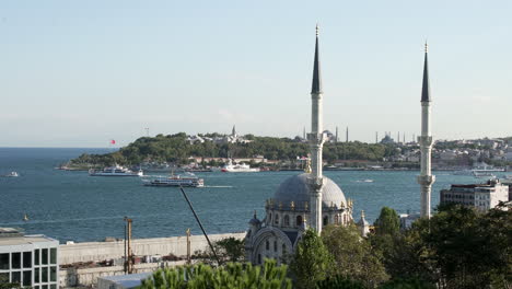 Large-view-of-Istanbul-mosques-in-front-of-the-Bosphorus-waterway,-Turkey