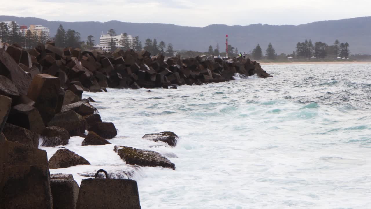 las olas chocan contra los dolos las olas se detienen en la costa de wollongong