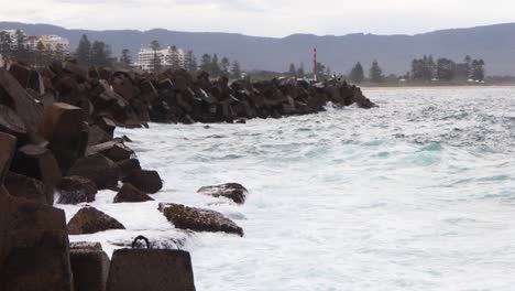 Olas-Rompiendo-En-Dolos-Tapones-De-Olas-En-La-Costa-De-Wollongong