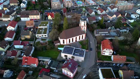 Kreis-Drohnenaufnahme-Der-Martinskirche-In-Der-Kleinstadt-Lahr,-Schwarzwald,-Deutschland