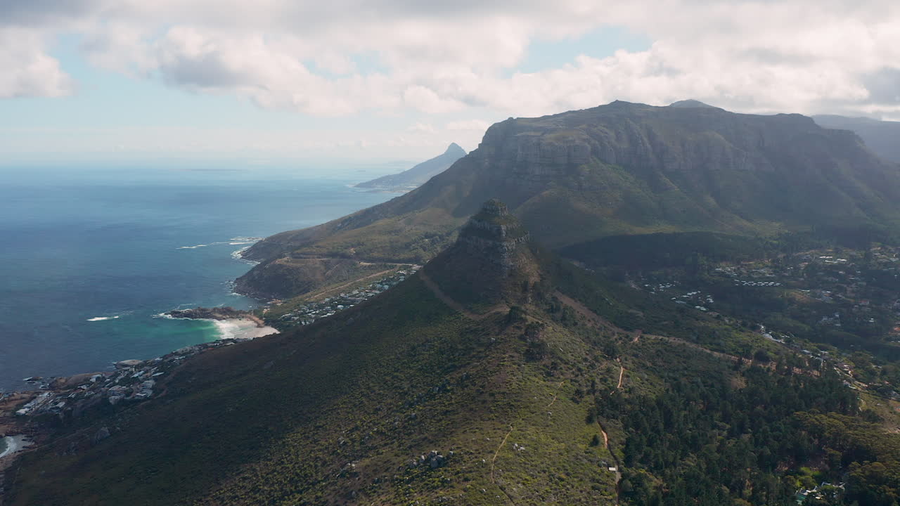 Vista panoramica di Judas’ Peak, Parco Nazionale della Table Mountain, Città del Capo, Sudafrica - ripresa aerea con drone