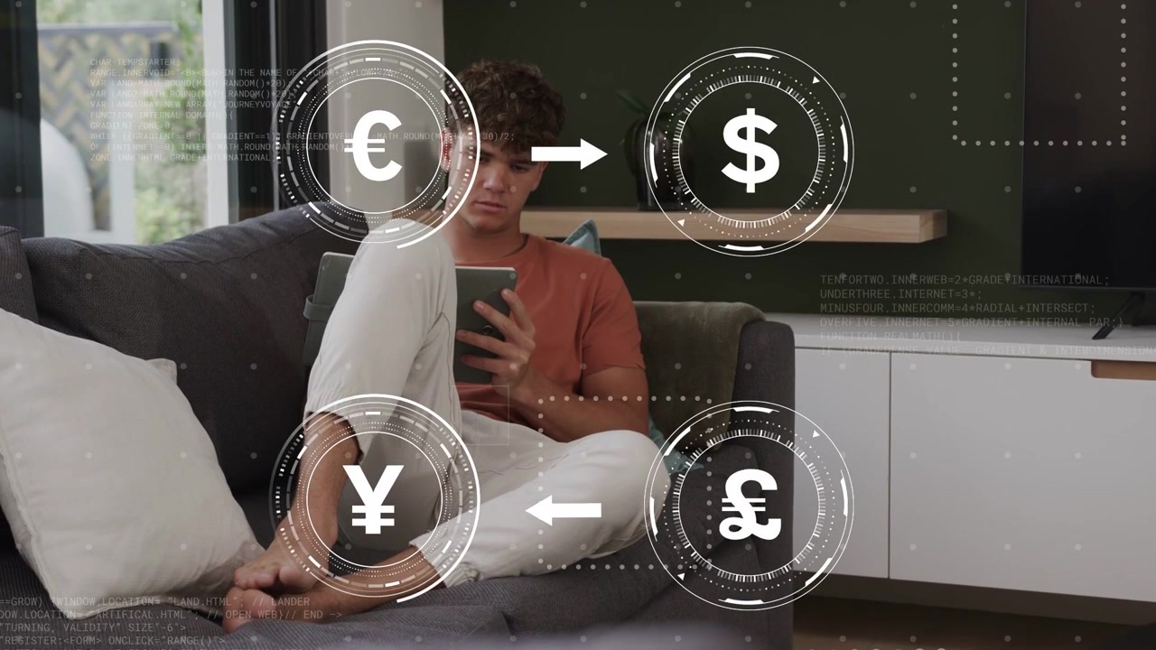 Uomo seduto sul divano con un tablet, con un HUD che appare gradualmente e fa pulsare icone di valuta finanziarie, toccando.