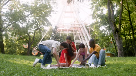 Vier-Leute-Spielen-Twister