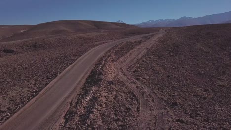 un camino polvoriento en el desierto de atacama con un paisaje árido en el norte de chile