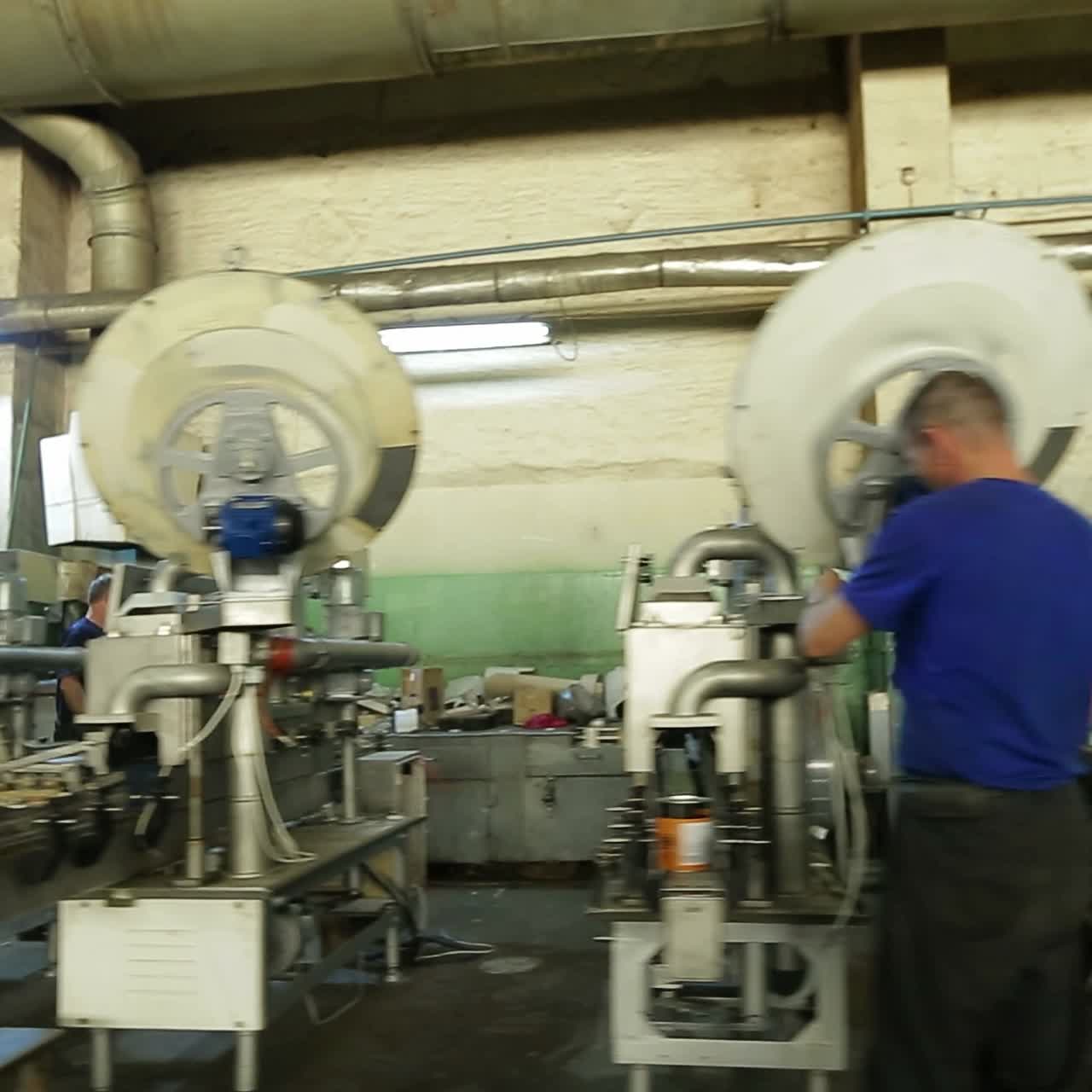 trabajador en una máquina en una fábrica