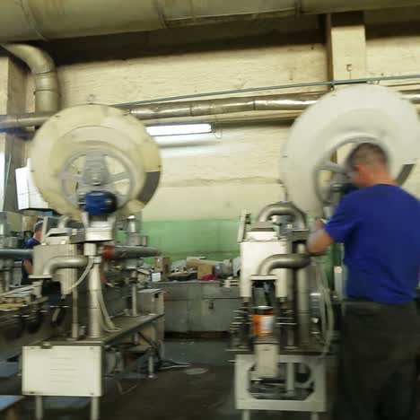 trabajador en una máquina en una fábrica
