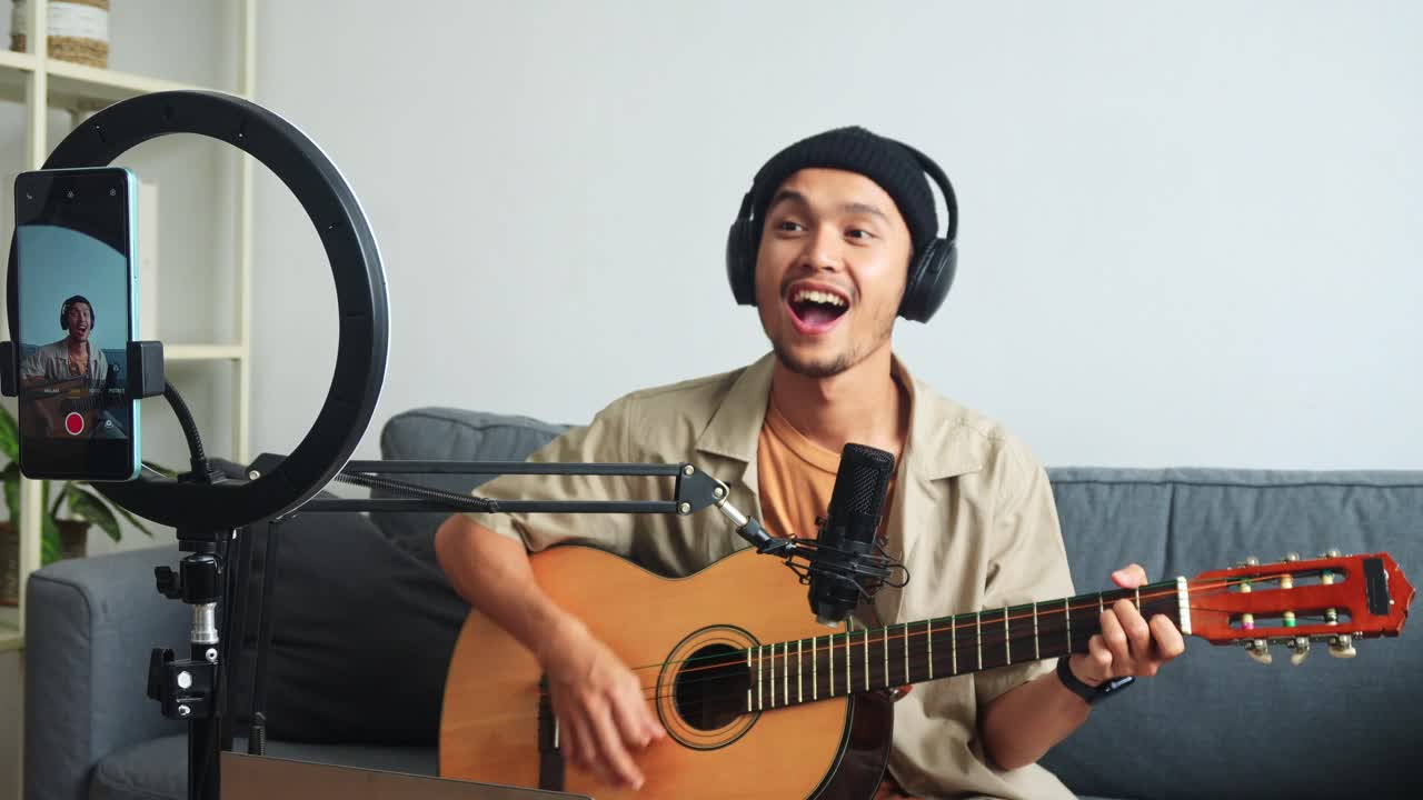 Musician records a video with his smartphone and ring light