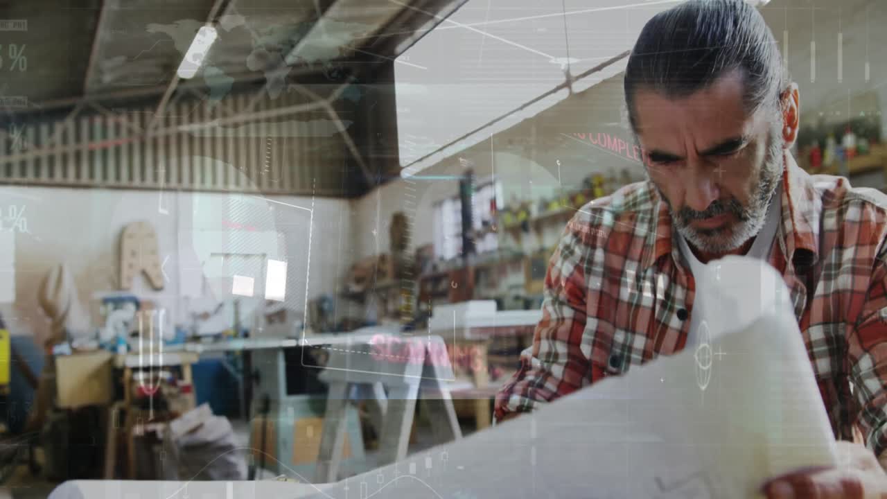 animación del mapa del mundo y procesamiento de datos sobre un carpintero caucásico que trabaja en un taller