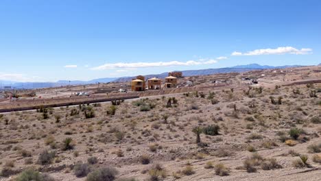 Desarrollo-Del-Paisaje-árido-De-Colinas-En-Las-Afueras-De-Las-Vegas-En-Nevada,-Ee.uu.