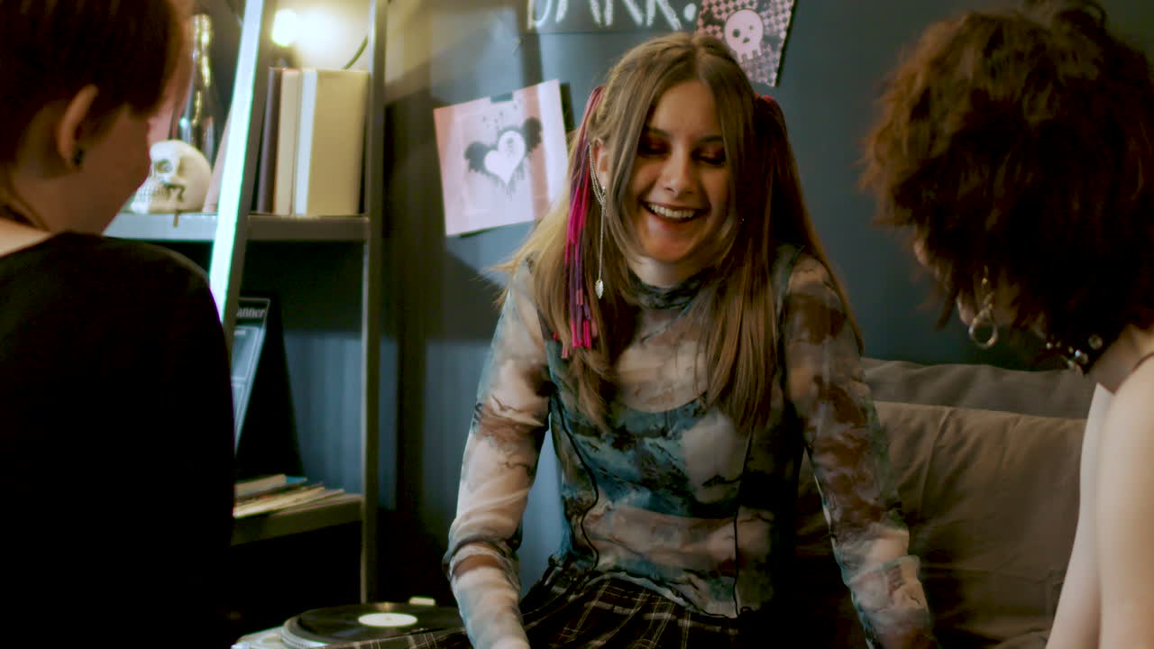 amigos en el dormitorio