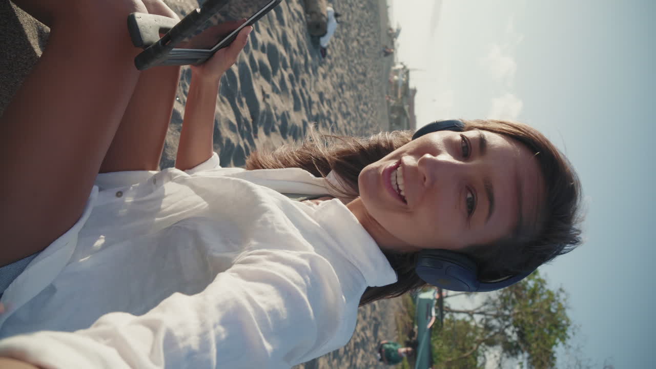 una mujer tomando una selfie en la playa.
