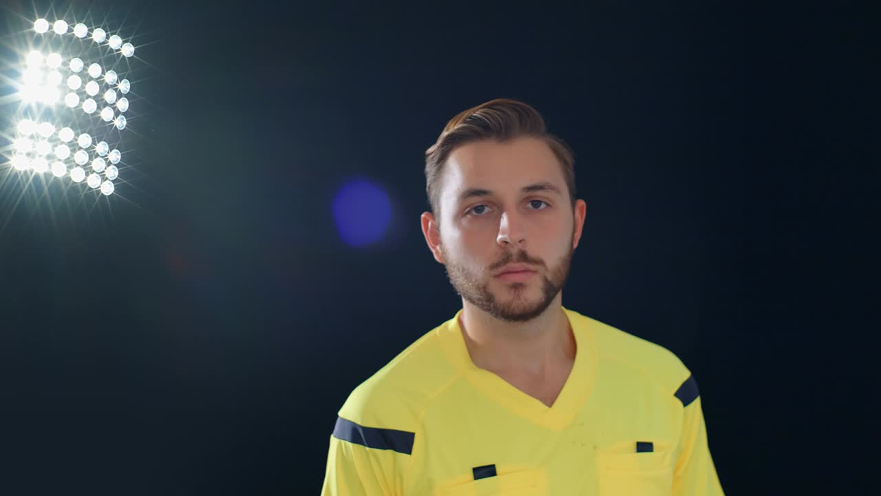 녹색 화면에서 축구 심판은 페널티 레드 카드, 4k를 보여줍니다.