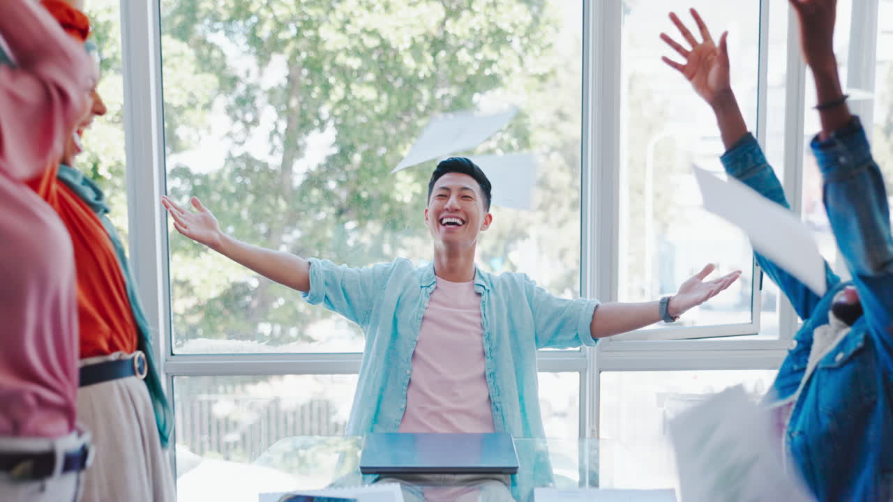 성공, 목표 또는 직원들은 종이를 던집니다.