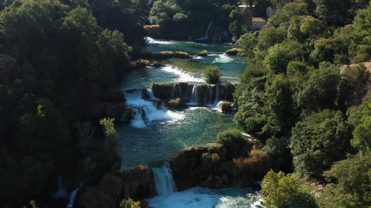 cascadas escénicas de krka en el parque nacional de krka, croacia - retroceso aéreo