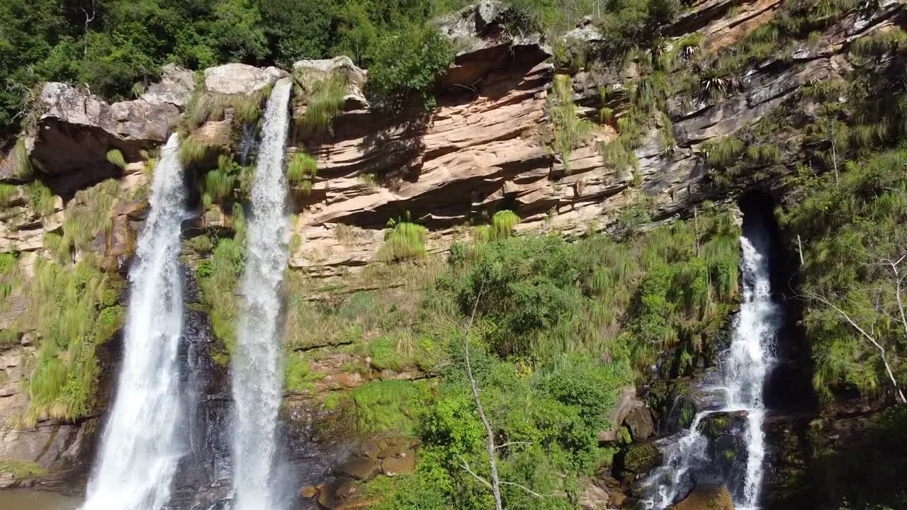 una cascada unica, en un lugar llamado la pajcha de postrervalle, ubicado en los valles de santa cruz, bolivia, hermoso lugar para visitar, la entrada es libre y se puede acampar alli