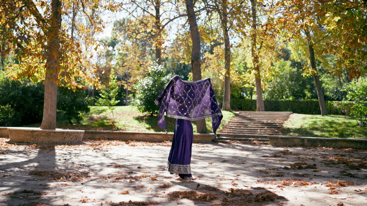 Donna in abito indiano nel parco autunnale