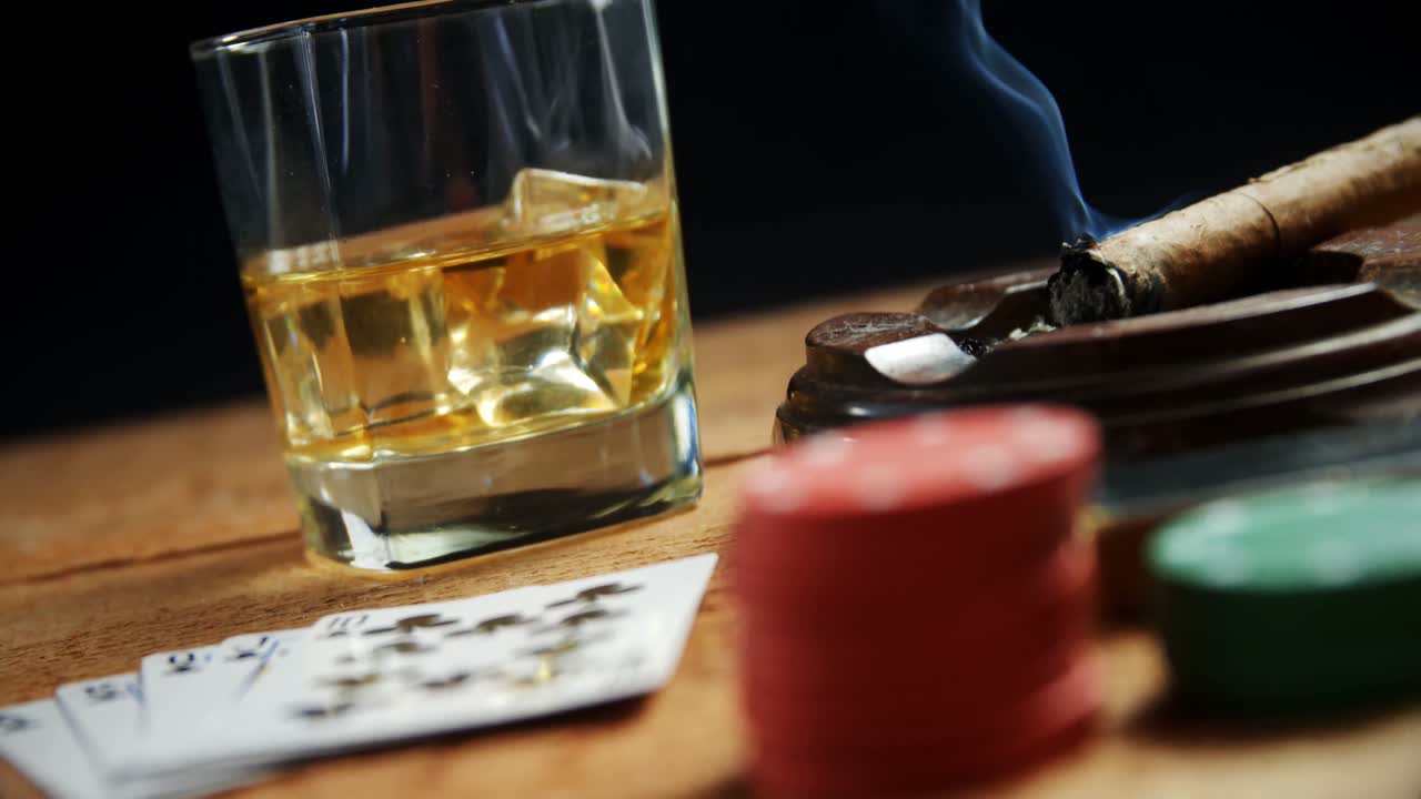 카지노  ⁇ , 시가와 포커 테이블에 맥주 한 잔 4k