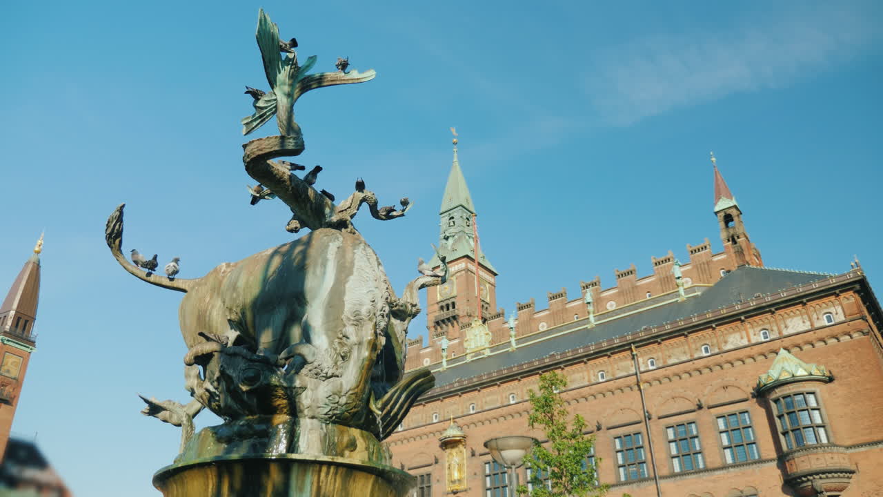 fuente toro rasga un dragón en el centro de copenhague cerca del ayuntamiento 4k video