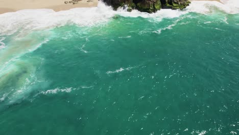 Toma-Aérea-De-Drones-De-Olas-Rompiendo-En-Acantilados-Marinos-En-Cabo-San-Lucas-México-2