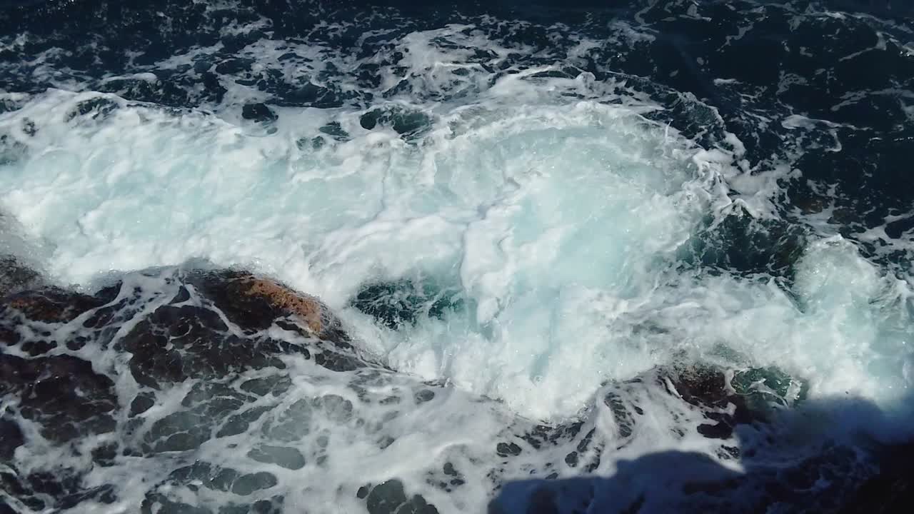 hd 하와이 카우아이 느린 동작의 파도가 왼쪽 하단 프레임에서 소용돌이치고 바위를 덮는 정적
