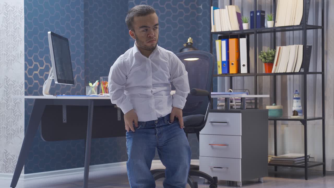 um anão deficiente atencioso no seu escritório.