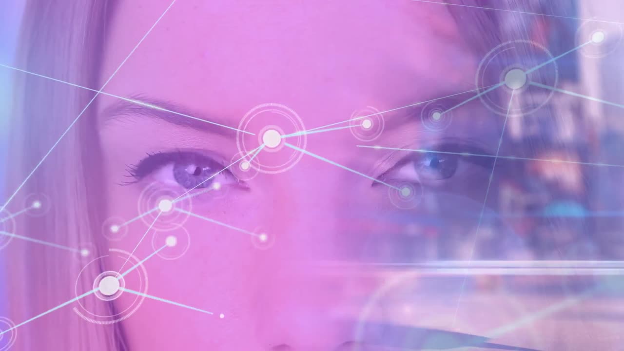 animación del procesamiento de datos sobre los ojos de una mujer caucásica