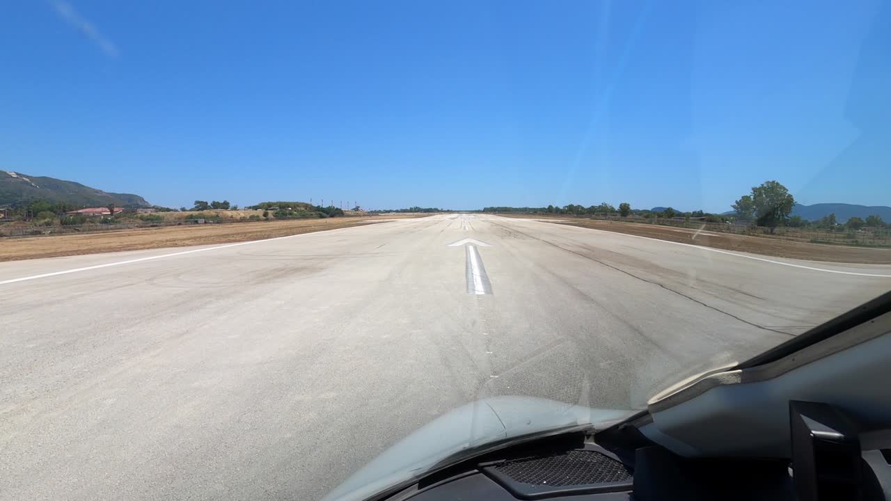 punto de vista del piloto desde la cabina durante el despegue