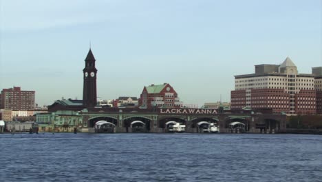 La-Terminal-Erie-Lackawanna-En-Hoboken-Y-El-Paseo-Marítimo-De-Nueva-Jersey-Visto-Desde-El-Río-Hudson