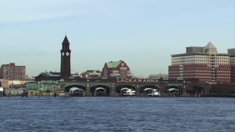 la terminal erie lackawanna en hoboken y el paseo marítimo de nueva jersey visto desde el río hudson