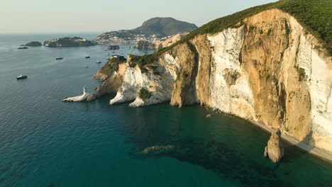 gran formación de roca de tufo y caolín con la bahía de ponza en el fondo