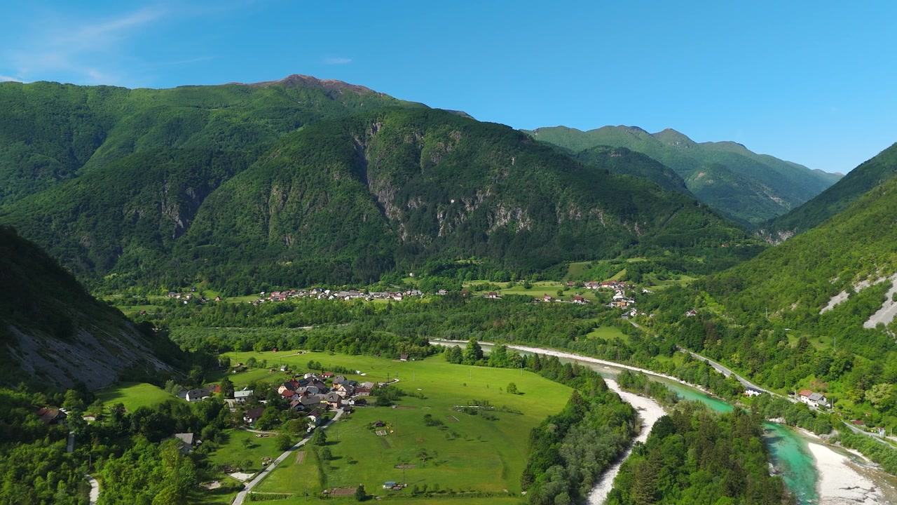 Valle dell'Isonzo con villaggi alpini nel lussureggiante paesaggio della regione di Posocje. Aerea