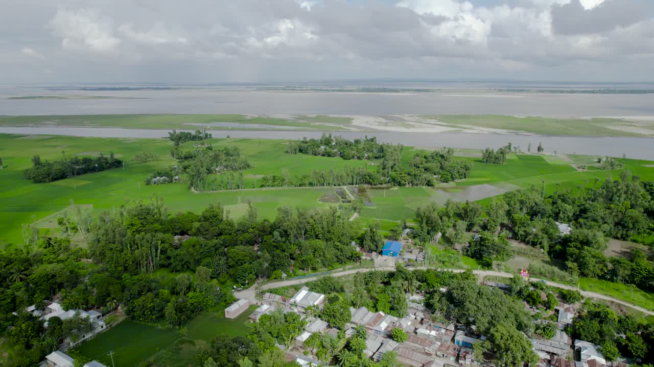 hermoso paisaje rural campos de arroz con hermosa vista aérea del cielo lujuria verde