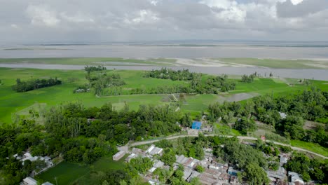 hermoso paisaje rural campos de arroz con hermosa vista aérea del cielo lujuria verde